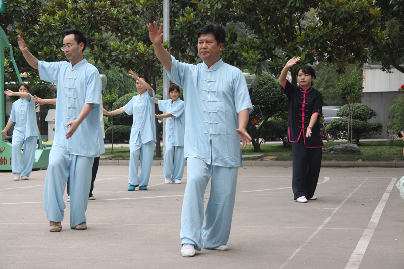 聘請陳式太極拳知名教練教學，開展太極拳興趣小組活動。